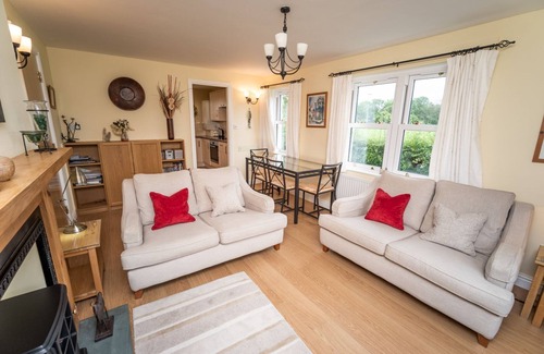 Keswick Cottage | 11 Howrah's Court - an apartment that sleeps 4 guests in 2 bedrooms