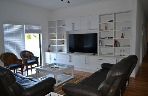 Klerksdorp House | 11 Kiaat Suites