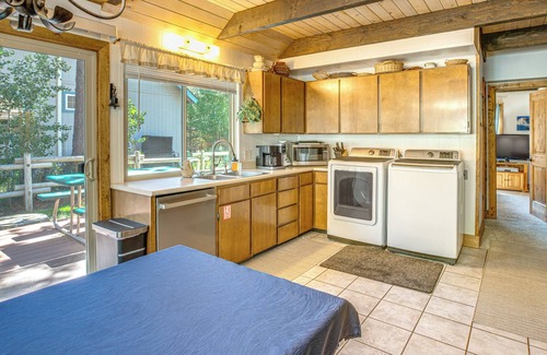 Christmas Valley House | 11 Mi to Ski Resorts! Lake Tahoe Gem w/Pool Table