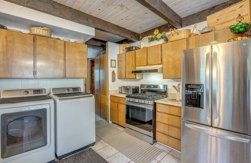 Christmas Valley House | 11 Mi to Ski Resorts! Lake Tahoe Gem w/Pool Table
