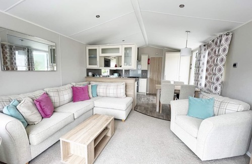 Newquay Cabin | 11 Porth Valley Retreat is a beautiful and modern 6 berth caravan