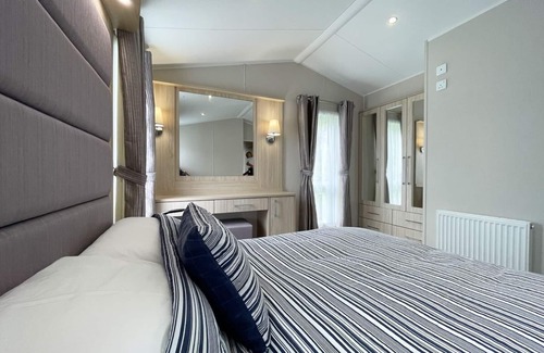 Newquay Cabin | 11 Porth Valley Retreat is a beautiful and modern 6 berth caravan