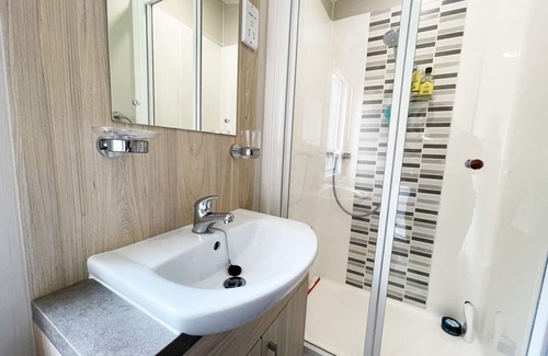 Newquay Cabin | 11 Porth Valley Retreat is a beautiful and modern 6 berth caravan