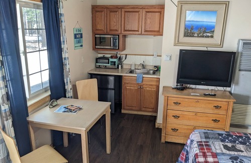 Y Area Apartment | 11-The Fallen Leaf pet friendly Studio #11