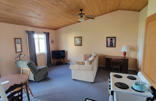 Oscoda Resort | #11 Thomas' Parkside Cottages, 1BR Beachfront w/Huron views, Downtown location