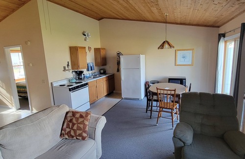 Oscoda Resort | #11 Thomas' Parkside Cottages, 1BR Beachfront w/Huron views, Downtown location