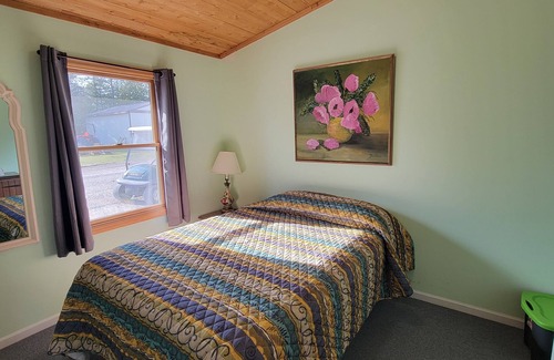 Oscoda Resort | #11 Thomas' Parkside Cottages, 1BR Beachfront w/Huron views, Downtown location