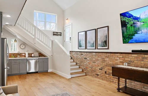Castle Rock House | 110 Lewis St