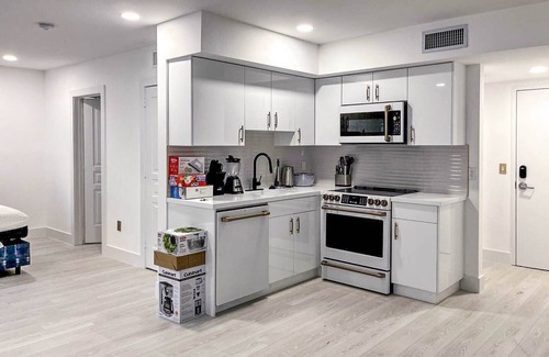 South Pointe Condo | 110 - SOFI 2 Bedroom - Heated Pool, 2 blocks from Beach!