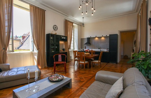 Sarlat-la-Caneda Historic Center Apartment | 1130 SF , wifi, in medieval center ,clear ,spacious ,for couple or families
