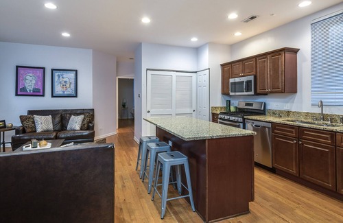 Wrightwood Neighbors House | 1147 bldg - Lincoln Park: Walk to Wrigley, the Lincoln Park and Beach!