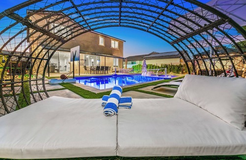 Coachella House | 12 Beds,Pool table,Ping Pong,Volleyball+Basketball