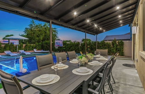 Coachella House | 12 Beds,Pool table,Ping Pong,Volleyball+Basketball