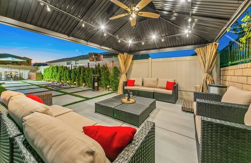 Coachella House | 12 Beds,Pool table,Ping Pong,Volleyball+Basketball