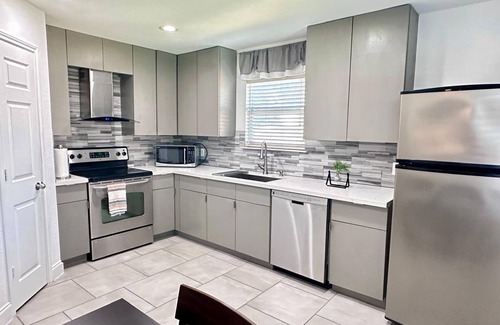 West San Antonio House | 12 Guest Home 3 minutes from SeaWorld close to Lackland AFB, and Six Flagsnn