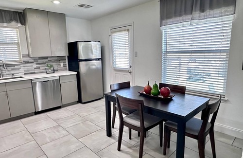 West San Antonio House | 12 Guest Home 3 minutes from SeaWorld close to Lackland AFB, and Six Flagsnn