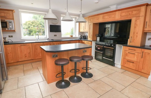 Oldwalls House | 12 MALTHALL, pet friendly, with open fire in Llanrhidian