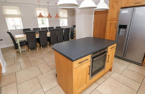 Oldwalls House | 12 MALTHALL, pet friendly, with open fire in Llanrhidian