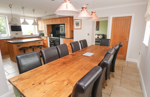 Oldwalls House | 12 MALTHALL, pet friendly, with open fire in Llanrhidian