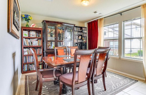 Lakeville House | 12 Mi to Energy Corridor Family Home with Grill!