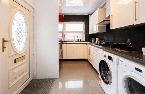 Manchester House | 12 minutes from MANCHESTER CITY CENTRE Cosy 4 BED Family-friendly HOME!