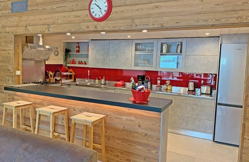 Tignes Apartment | 12-person chalet with lake view