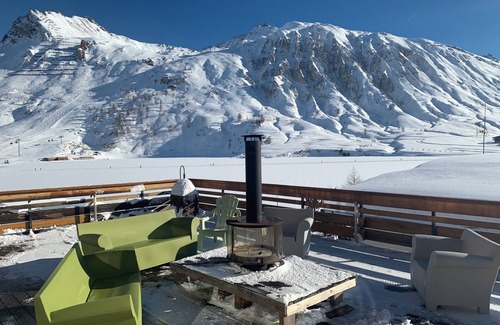 Tignes Apartment | 12-person chalet with lake view
