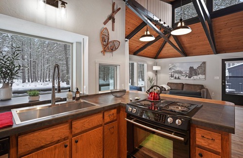 Sunriver House | 12 Quartz Mtn - Updated and Classy! Pickleball, SHARC, Fireplace, Backs to Sunriver Forest