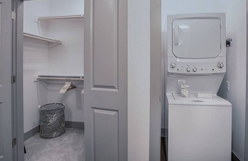 Govalle Apartment | 1278 · ★NEW★ 2 Standing Desks, WFH Ready in ATX, w/ Pool!