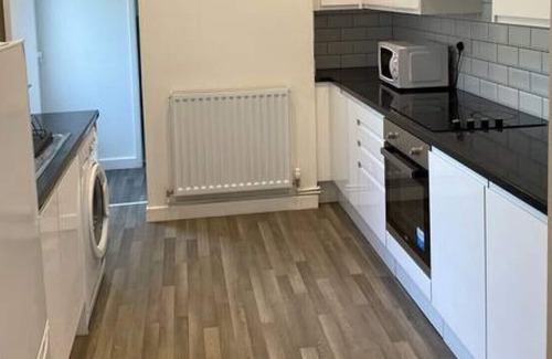 Stoke-on-Trent House | 13 Dominic Street, Stoke · 4 bed house perfect for working professionals