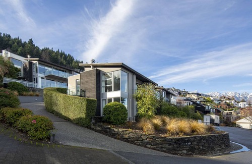 Queenstown City Centre House | 13 Poole Lane by Staysouth