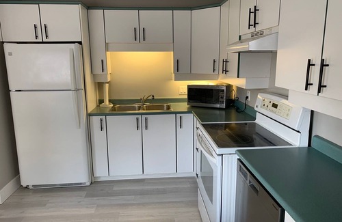 Cordova Bay Apartment | #135 Sunnybank Court - Ground Level Suite