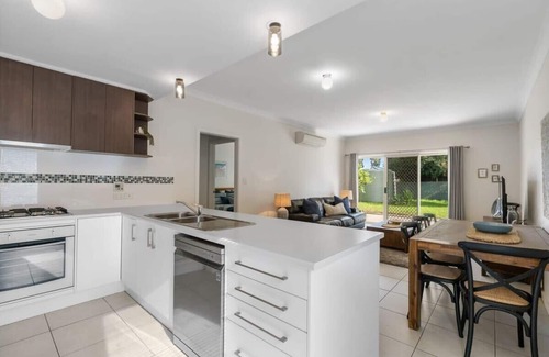 Hayborough House | 13A Elliot Ave - SeaViews - Walk to Beach - Bikeway - Wi-Fi