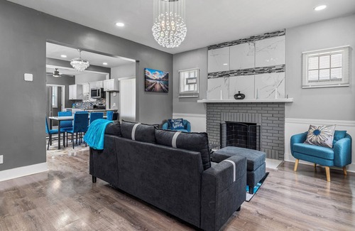 Gary House | 13mins from Beach/jet tubs/projector screen/fire place/game rm/exercise rm/