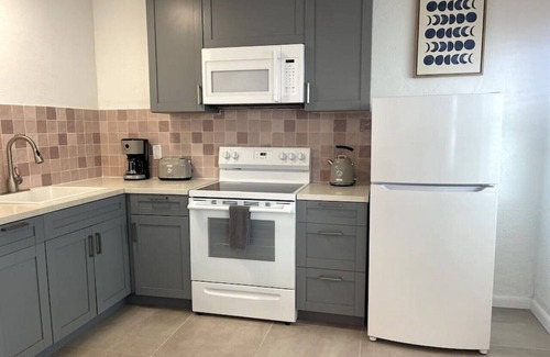 Bay Esplanade Apartment | 14 · Surf n Sand Studio Apartment by the Water 14