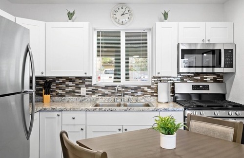 Roosevelt Condo | 15 Chelsea Place On The Park, In Heart Of Downtown