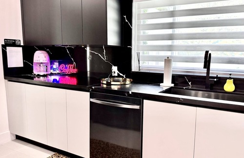 Harbor Beach House | 15 min to fl Lauderdale airport, 8 min walking distance to beach , Heated pool.