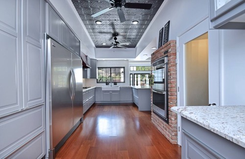 Shadow Hills House | 15 min to Hollywood Burbank Airport and for extended stays! Large home w/pool.