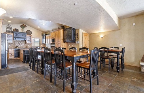 Wolf Creek House | 15 minutes to Powder Mountain with Bunks galore/game room and theater room