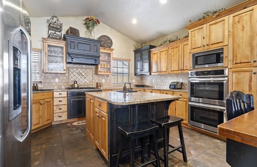 Wolf Creek House | 15 minutes to Powder Mountain with Bunks galore/game room and theater room