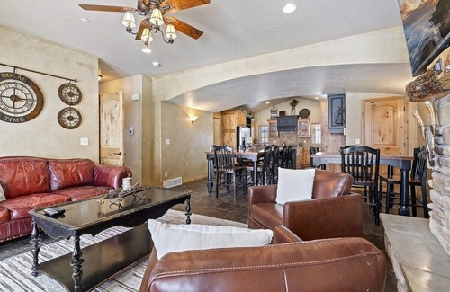 Wolf Creek House | 15 minutes to Powder Mountain with Bunks galore/game room and theater room