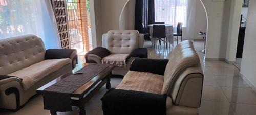 Akasia House | 15 Rottweiler Self-Catering Accommodation