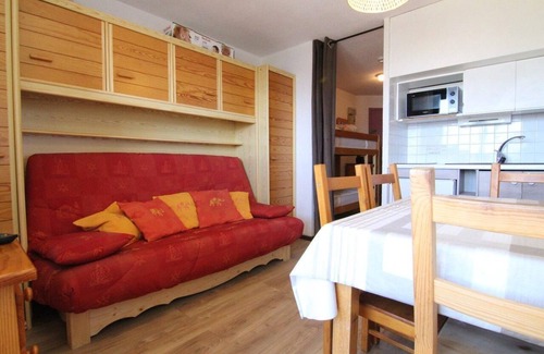 Eclose-Est Apartment | 150m from ski slopes, 2nd floor, tv, ski locker, 22m², Alpe d'Huez