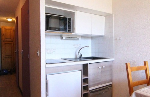 Eclose-Est Apartment | 150m from ski slopes, 2nd floor, tv, ski locker, 22m², Alpe d'Huez