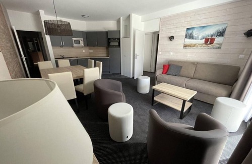 Eaux-Bonnes Apartment | 150m from ski slopes, 1st floor, view ski slopes, swimming pool, tv, ski locker, 67m², Gourette