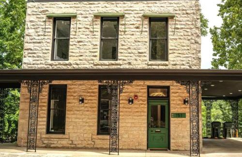 Eureka Springs Historic District House | 151 Spring Downtown Eureka Springs Suite D