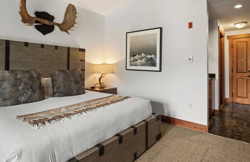 Stowe Area Cabin | #1534 | Studio | Gondolier | 5Th floor | Mountain & Village Views