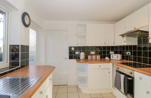 Lydney House | 16 DEAN COURT, pet friendly, character holiday cottage in Lydney