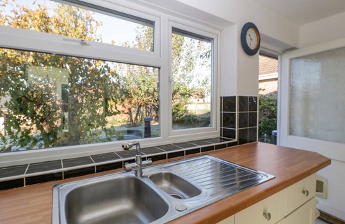 Lydney House | 16 DEAN COURT, pet friendly, character holiday cottage in Lydney