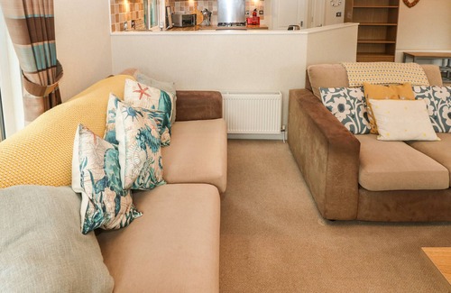 Amroth Cottage | 16 HERITAGE PARK, pet friendly, with a garden in Kilgetty